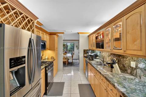 15010 Dunbarton Pl, Miami Lakes FL - photo 9 of 36