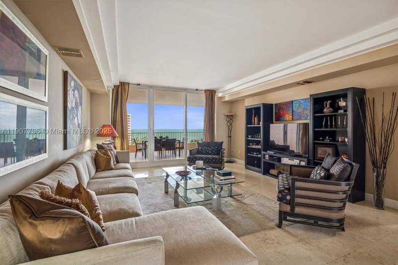 2 bedroom Condominium at 789 Crandon Blvd 1005, Club Tower One Condo, Key Biscayne — photo 3