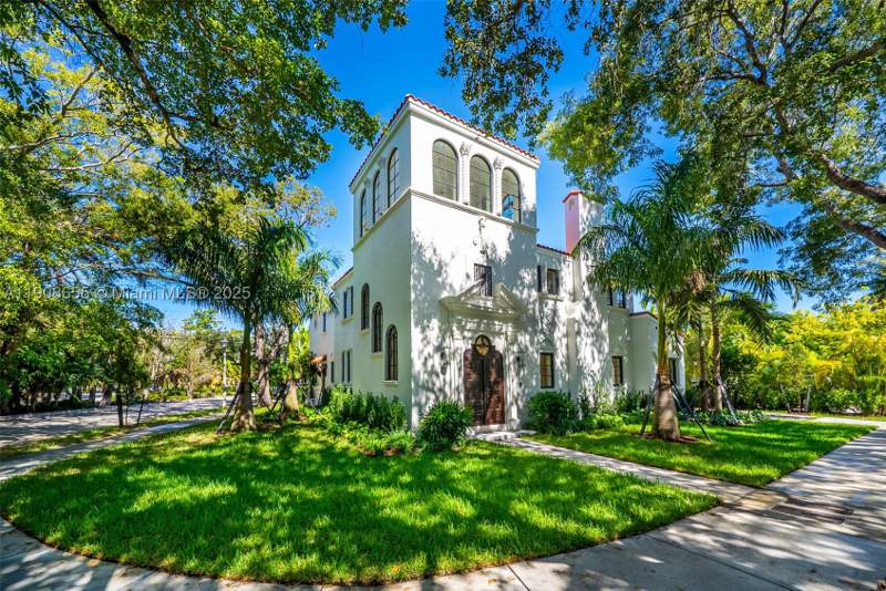 7 bedroom SingleFamilyResidence at 601 NE 56th St, Bayshore Unit 3, Miami — photo 2
