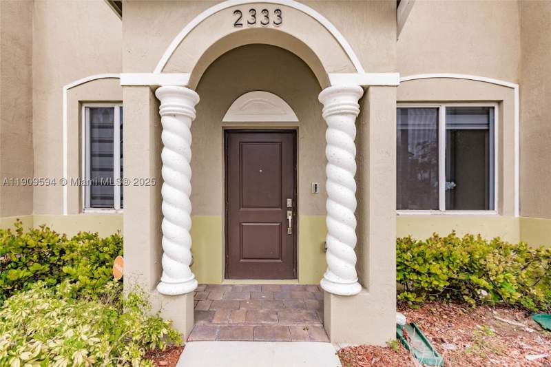3 bedroom Townhouse at 2333 SE 10th St, Shores At Keys Gate, Homestead — photo 2