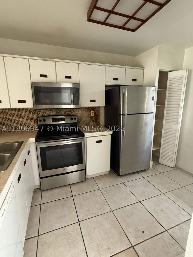 2 bedroom Condominium at 438 NE 210th Cir Ter 202-4B, Monterey Village-Two Cond, Miami — photo 4
