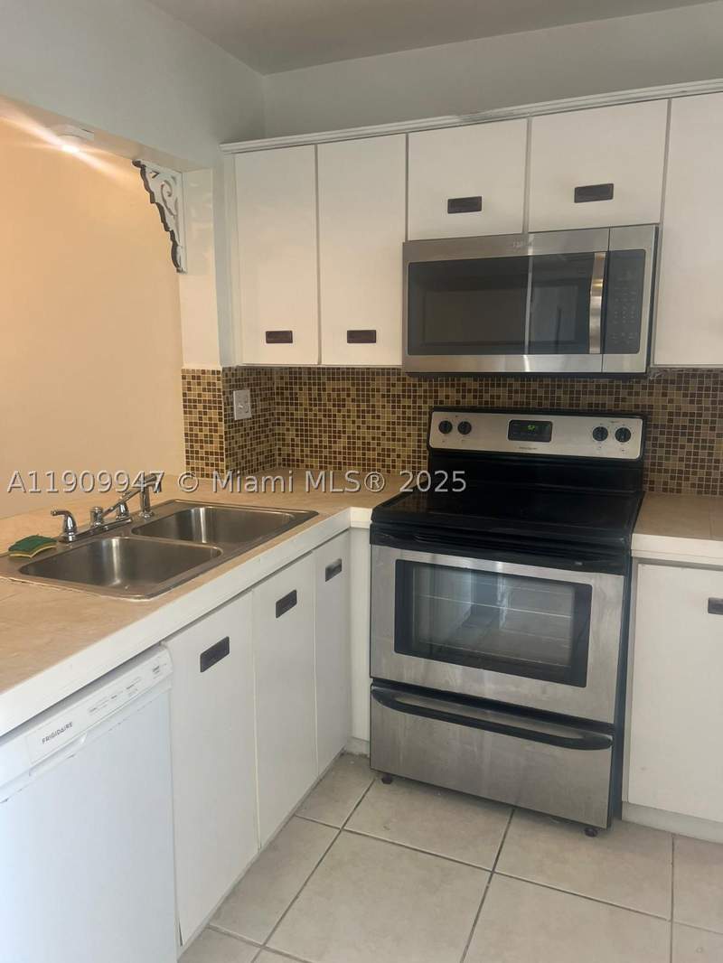 2 bedroom Condominium at 438 NE 210th Cir Ter 202-4B, Monterey Village-Two Cond, Miami — photo 5