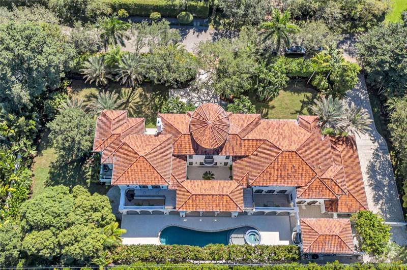 8 bedroom SingleFamilyResidence at 4955 SW 83rd Street, Duhe Estates, Miami — photo 2