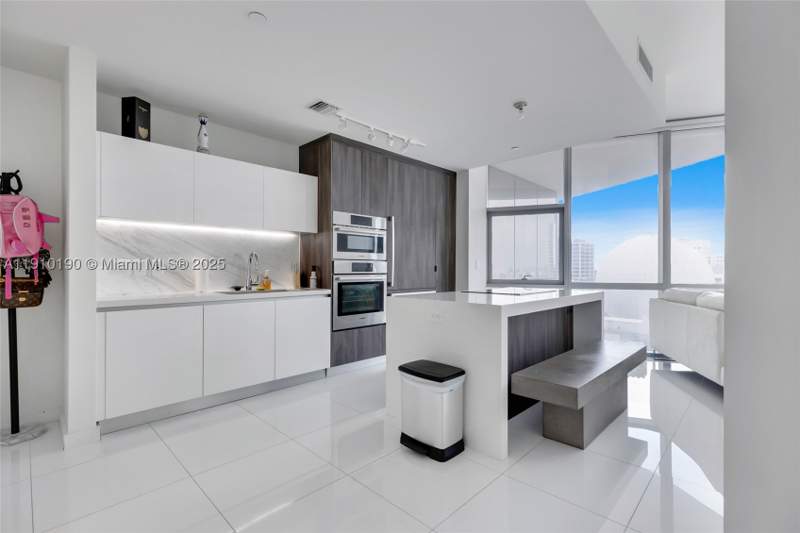 1 bedroom Condominium at 851 NE 1st Ave 1202, Paramount Miami Worldcent, Miami — photo 2