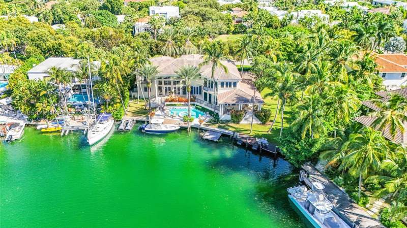 7 bedroom SingleFamilyResidence at 550 Harbor Dr, Hurricane Cove, Key Biscayne — photo 2