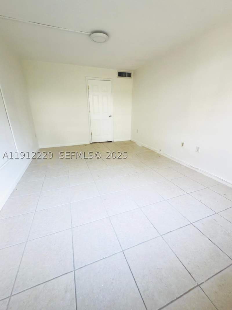 1 bedroom Condominium at 1301 NE 191st St F110, Rolling Green Condo F, Miami — photo 5