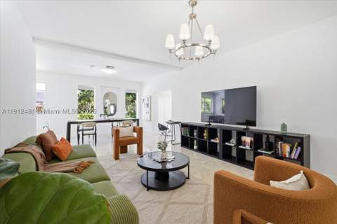 10845 Peachtree Dr, Miami FL - photo 10 of 35