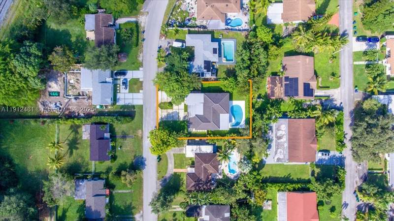 3 bedroom SingleFamilyResidence at 10845 Peachtree Dr, Bisc Shores Heights, Miami — photo 4