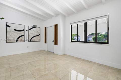 10845 Peachtree Dr, Miami FL - photo 6 of 35