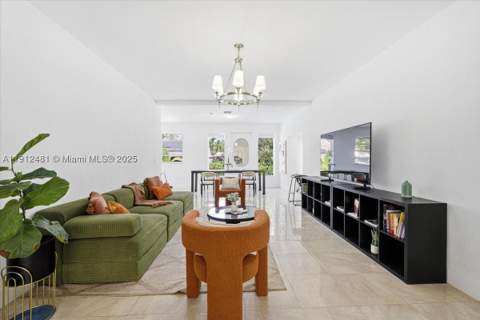 10845 Peachtree Dr, Miami FL - photo 9 of 35