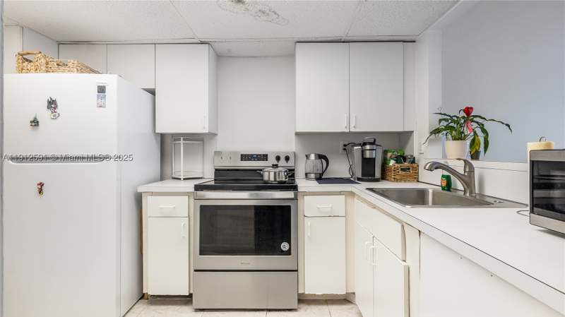 1 bedroom Condominium at 500 Bayview Dr 117, Arlen House West Condo, Sunny Isles Beach — photo 4