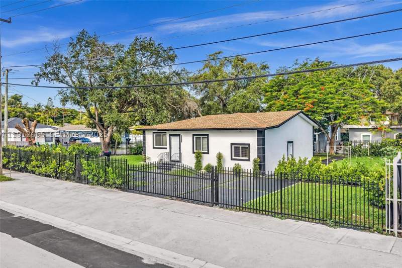 4 bedroom SingleFamilyResidence at 5850 NE 3rd Ave, Pierces Lemon City, Miami — photo 2