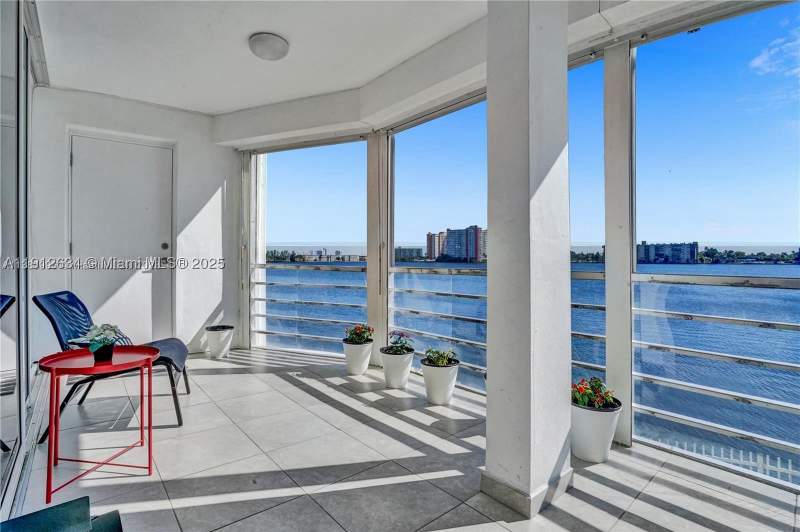 2 bedroom Condominium at 1000 NE 191st St 21, Riviera Condominium Apts, Miami — photo 3