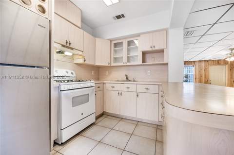 682 W 37th St, Hialeah FL - photo 7 of 23