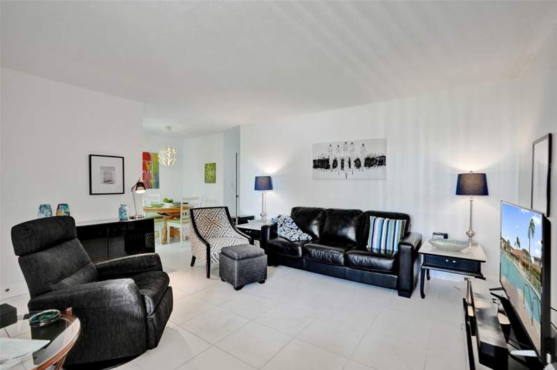 1 bedroom StockCooperative at 17001 NE 13th Avenue 104, Mar-Len, Miami — photo 2