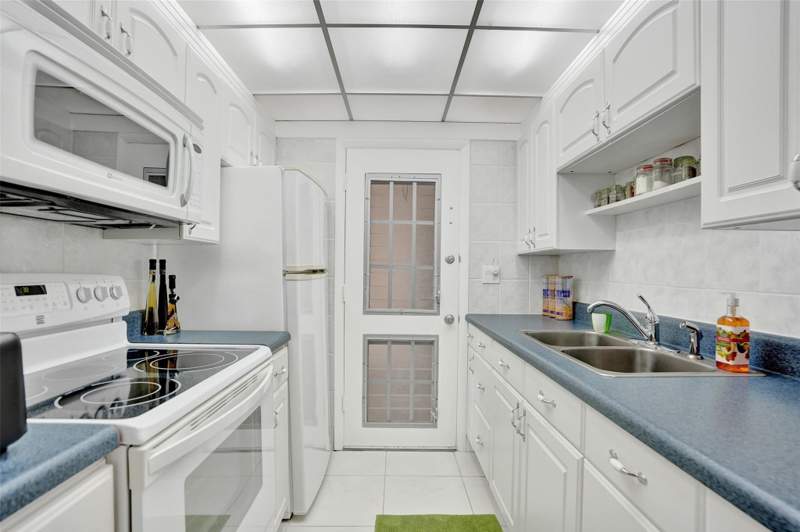 1 bedroom StockCooperative at 17001 NE 13th Avenue 104, Mar-Len, Miami — photo 3