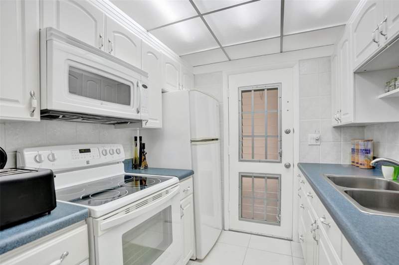 1 bedroom StockCooperative at 17001 NE 13th Avenue 104, Mar-Len, Miami — photo 4