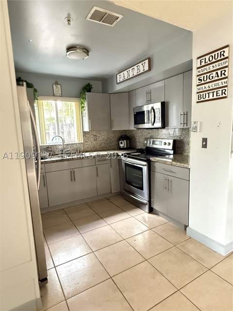 17902 NW 81st Ct, Hialeah FL - photo 7 of 30