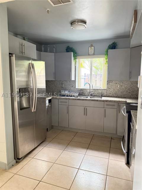 17902 NW 81st Ct, Hialeah FL - photo 8 of 30