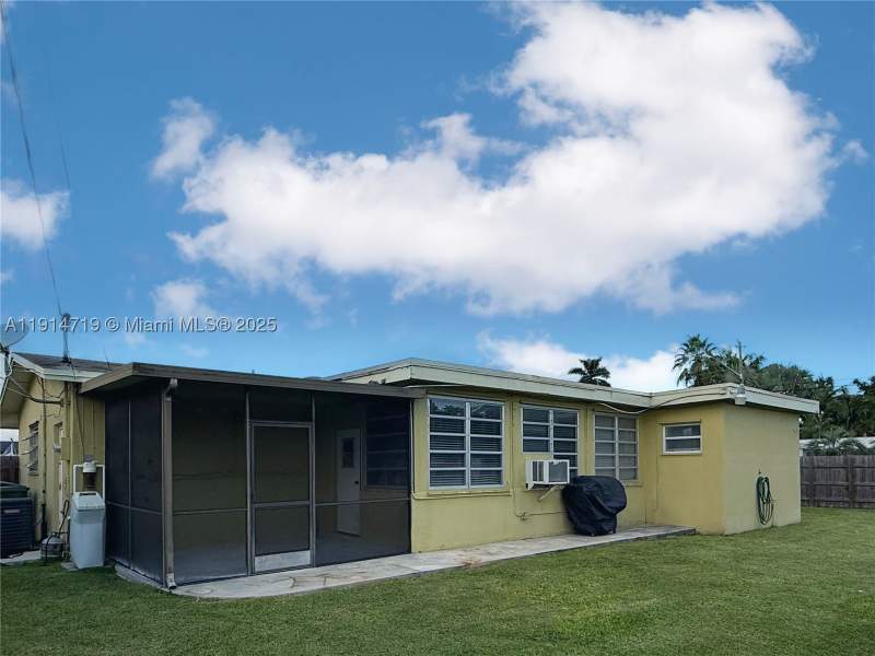 3 bedroom SingleFamilyResidence at 610 NW 17th St, King Robert, Homestead — photo 3