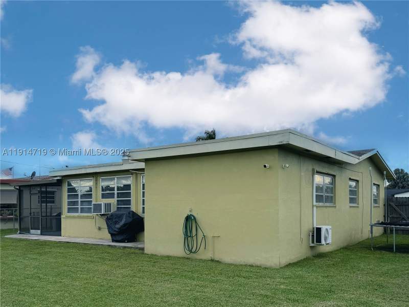 3 bedroom SingleFamilyResidence at 610 NW 17th St, King Robert, Homestead — photo 4