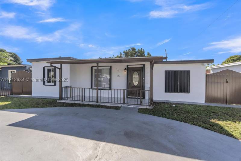 3 bedroom SingleFamilyResidence at 342 W 37th St, Carole Anne Park, Hialeah — photo 3