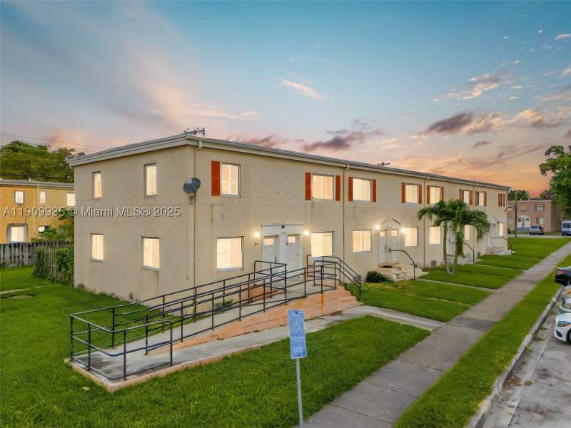 2 bedroom Townhouse at 427 NW 84th Ter 427, Sunset Palm Villas Condo, Miami — photo 2