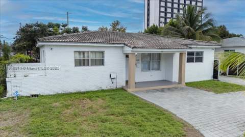 640 NE 168th St, North Miami Beach FL - photo 6 of 74