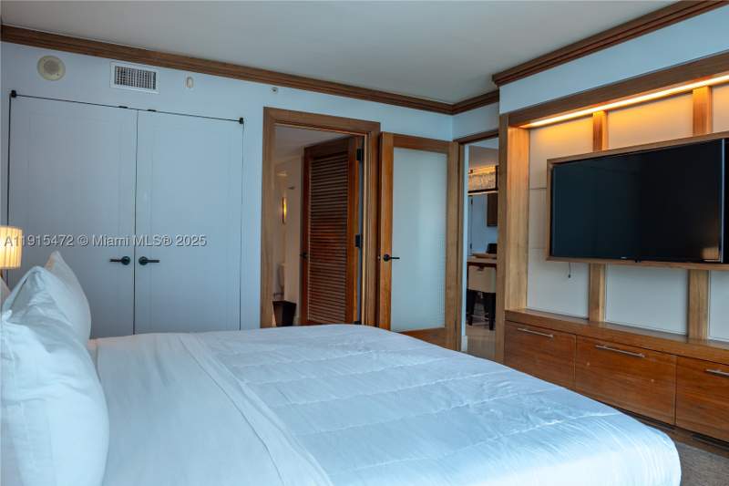 1 bedroom Condominium at 6801 Collins Ave 1002, Central Carillon Beach Co, Miami Beach — photo 3