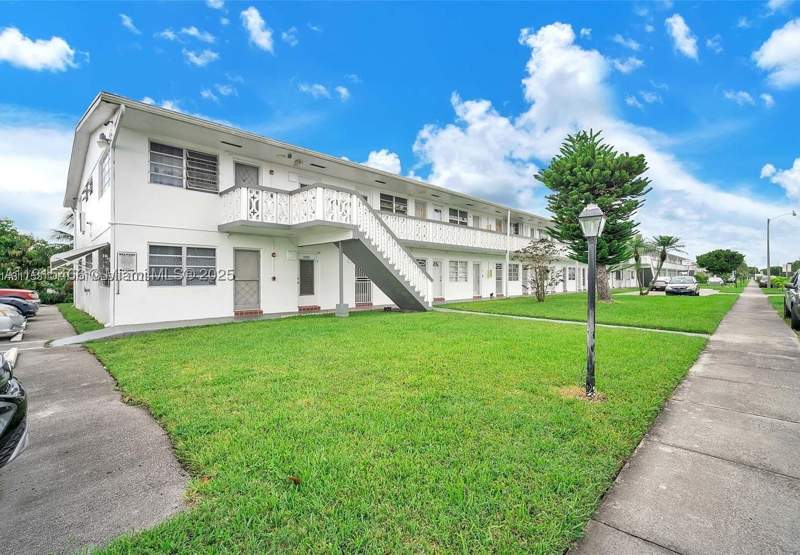 1 bedroom Condominium at 122 NE 204th St 3, Ro-Mont Gardens Andover C, Miami Gardens — photo 2