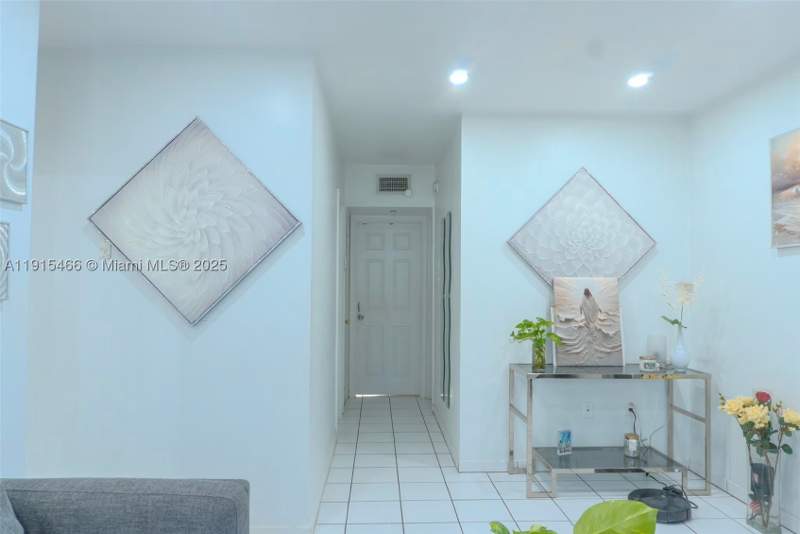 1 bedroom Condominium at 122 NE 204th St 3, Ro-Mont Gardens Andover C, Miami Gardens — photo 4