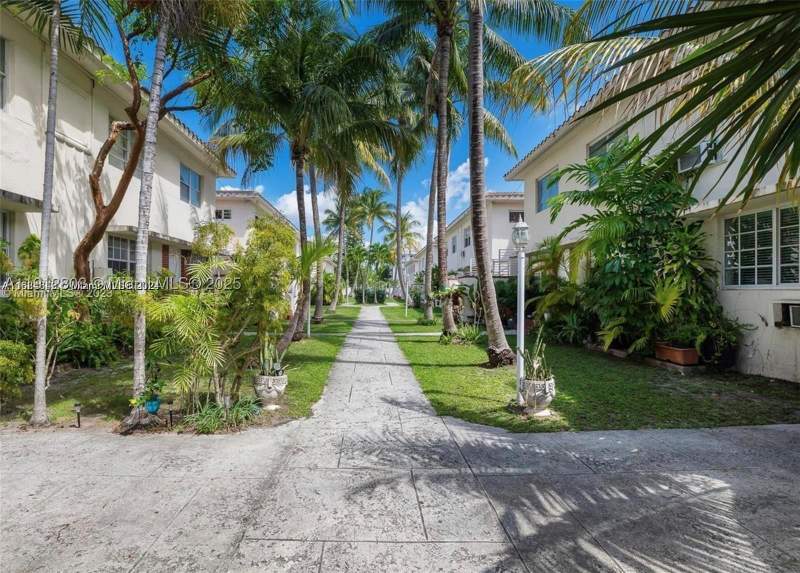 1 bedroom Condominium at 1197 Marseille Dr 12, Marseilles Condo, Miami Beach — photo 2