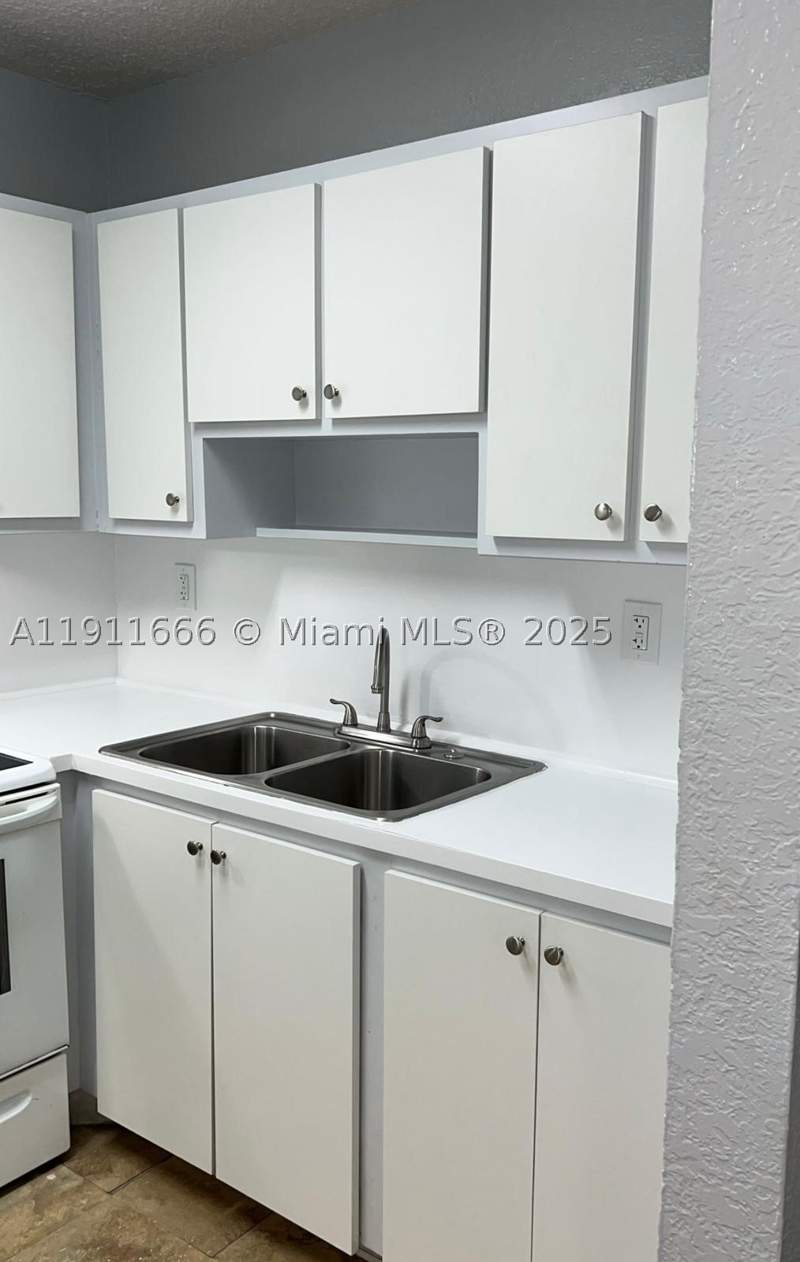 2 bedroom Condominium at 575 W 69th St 208, Bella Venezia Condo, Hialeah — photo 2