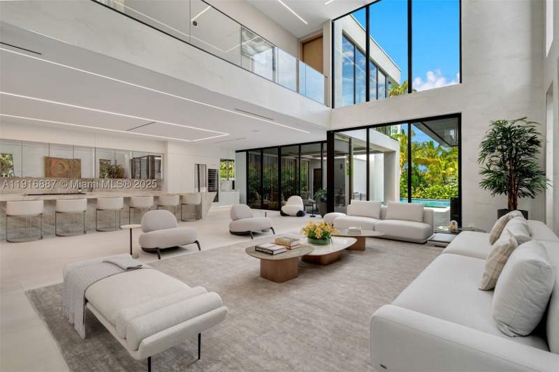 6 bedroom SingleFamilyResidence at 725 NE 77th St, Aqua Marine, Miami — photo 3