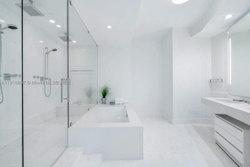 4 bedroom Condominium at 18555 Collins Ave 5105, 18555 Collins Avenue Cond, Sunny Isles Beach — photo 4