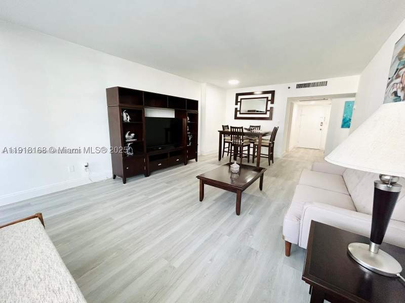 1 bedroom Condominium at 100 Lincoln Rd 535, The Decoplage Condo, Miami Beach — photo 2
