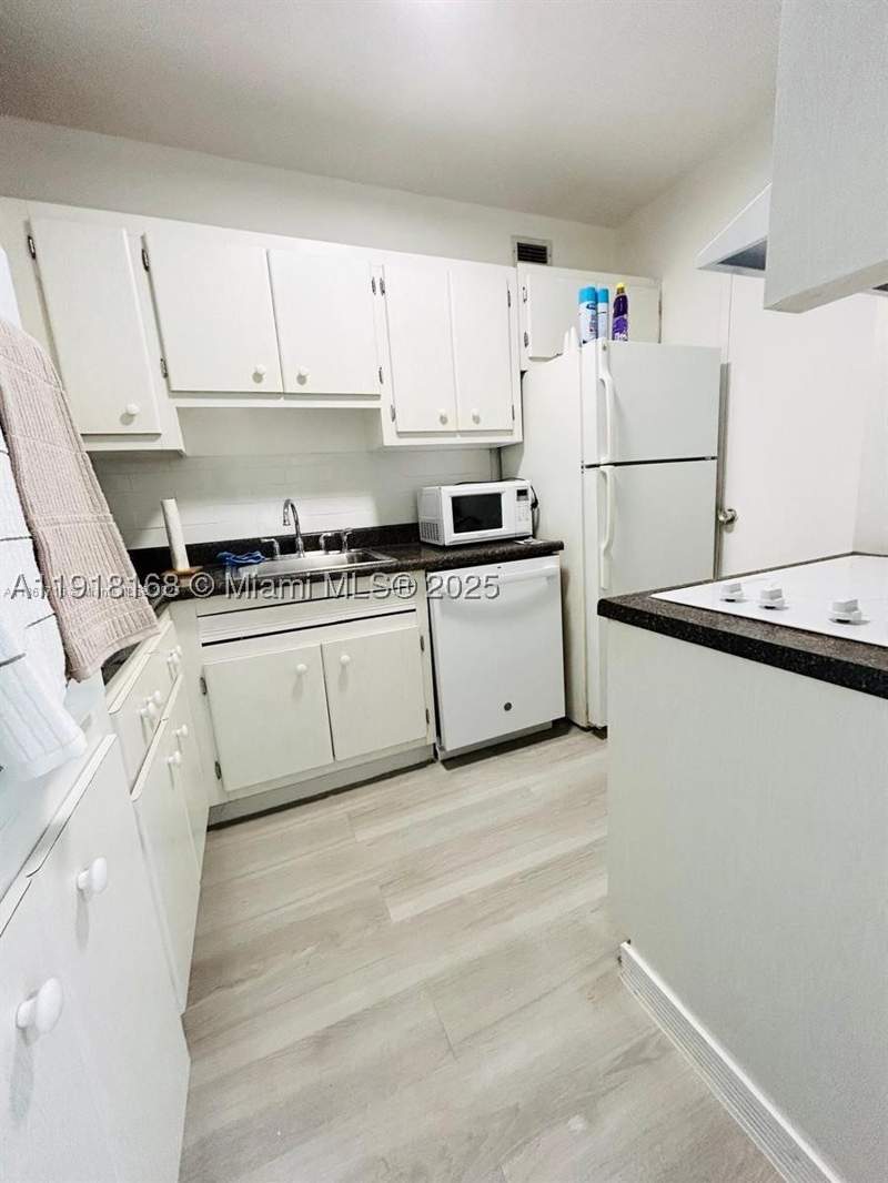 1 bedroom Condominium at 100 Lincoln Rd 535, The Decoplage Condo, Miami Beach — photo 3