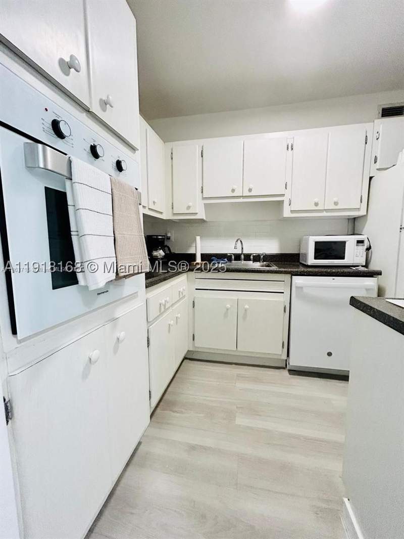 1 bedroom Condominium at 100 Lincoln Rd 535, The Decoplage Condo, Miami Beach — photo 4