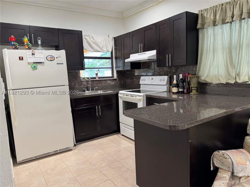 4 bedroom SingleFamilyResidence at 3041 NW 95th Ter, The Tropics Amd, Miami — photo 4