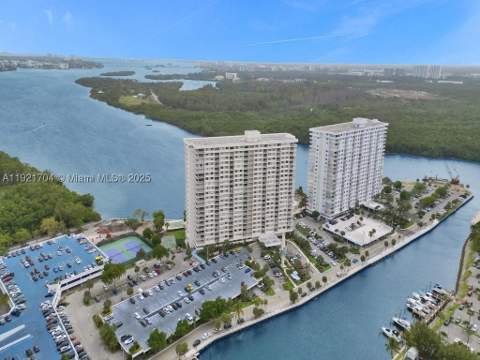 300 Bayview Dr 308, Sunny Isles Beach FL - photo 23 of 63