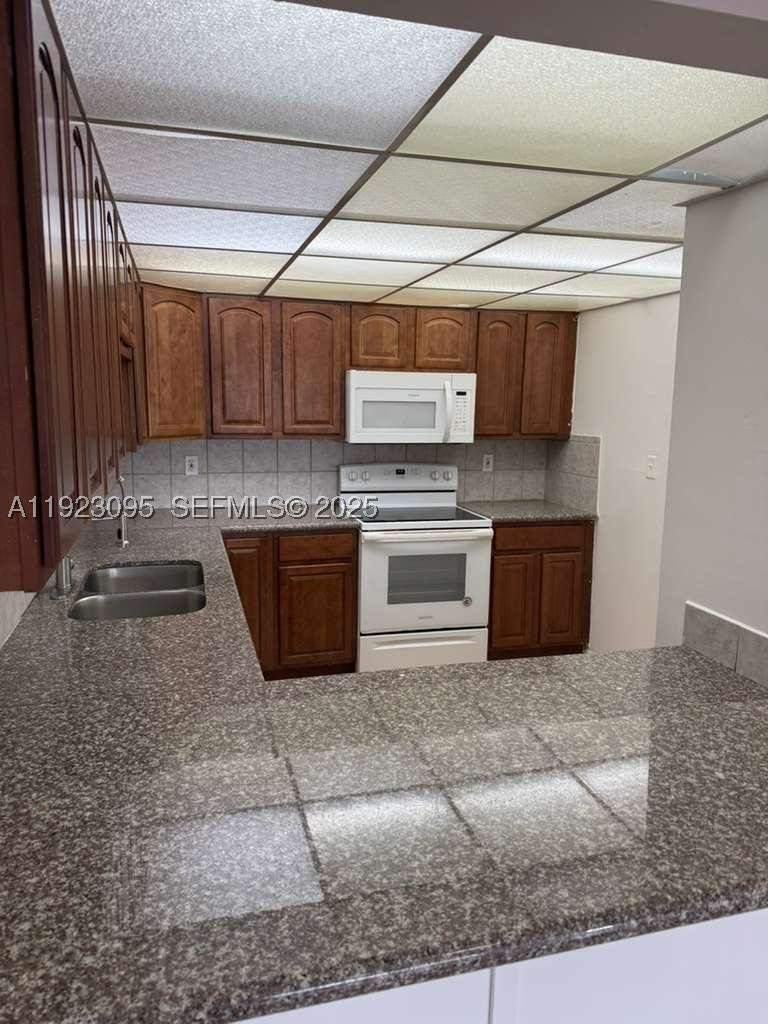 2 bedroom Condominium at 7000 NW 186th St 4-226, Coral Gate West Condo, Hialeah — photo 2