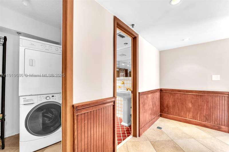 2 bedroom Condominium at 801 N Venetian Dr 208, Venetian Isle Condo, Miami Beach — photo 5
