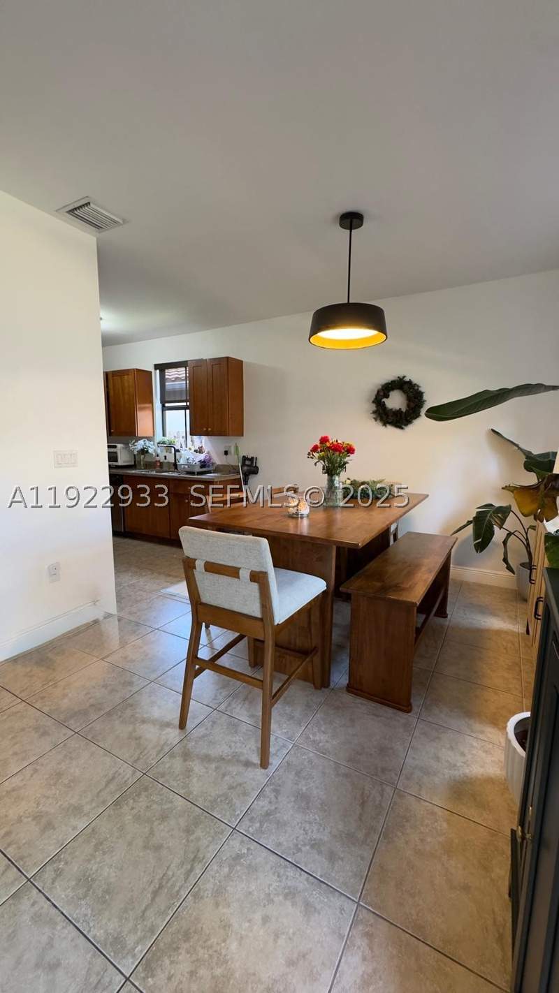 3 bedroom SingleFamilyResidence at 10131 NW 10th St, Fontainebleau West North, Miami — photo 3