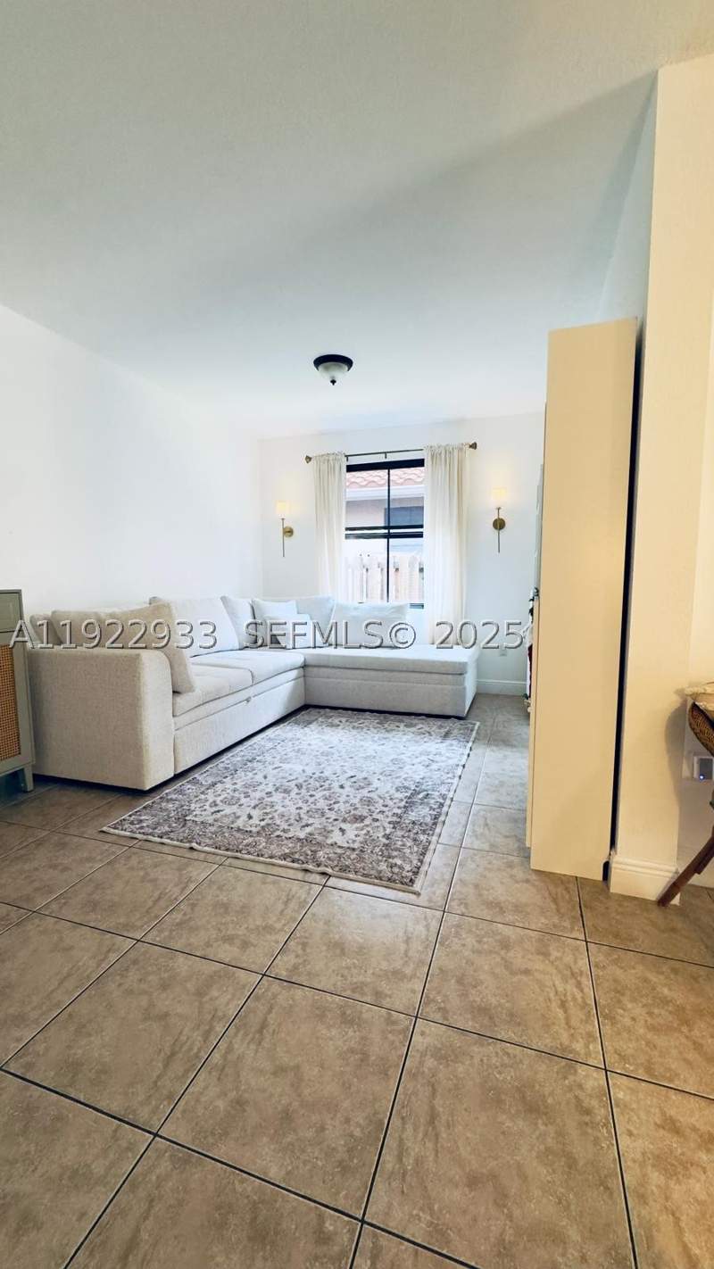 3 bedroom SingleFamilyResidence at 10131 NW 10th St, Fontainebleau West North, Miami — photo 5