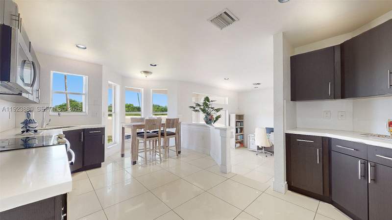4 bedroom SingleFamilyResidence at 14633 SW 132nd Ave, Silver Lakes Sec 1 Amend, Miami — photo 5