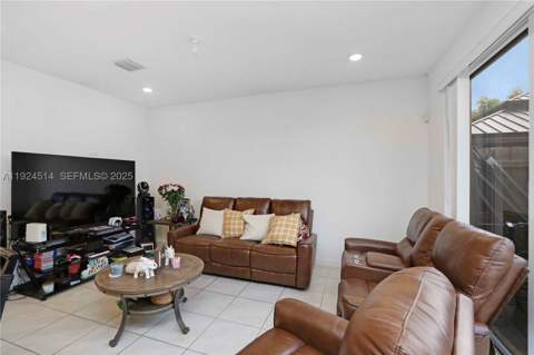 1052 SE 23rd Ave, Homestead FL - photo 8 of 18