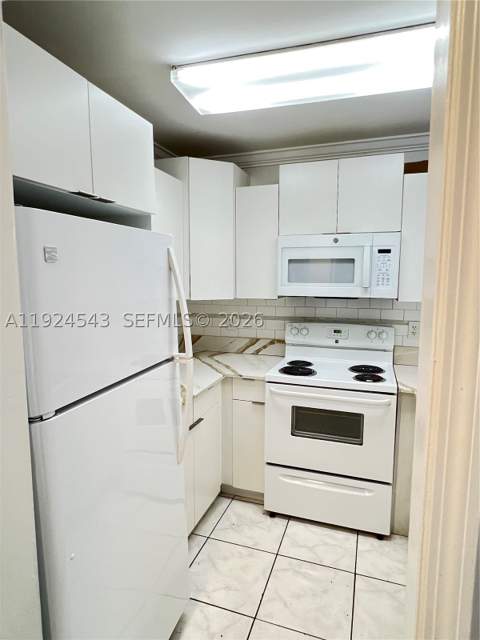 1471 W 43rd Pl 302, Hialeah FL - photo 6 of 9