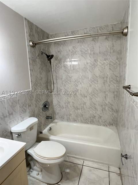1471 W 43rd Pl 302, Hialeah FL - photo 7 of 9