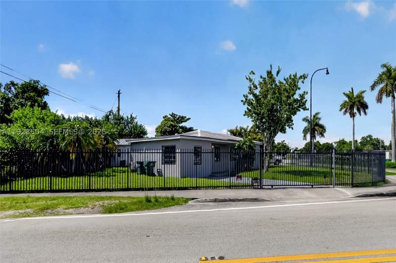 4 bedroom SingleFamilyResidence at 14801 Lincoln Blvd, Richmond Heights, Miami — photo 3