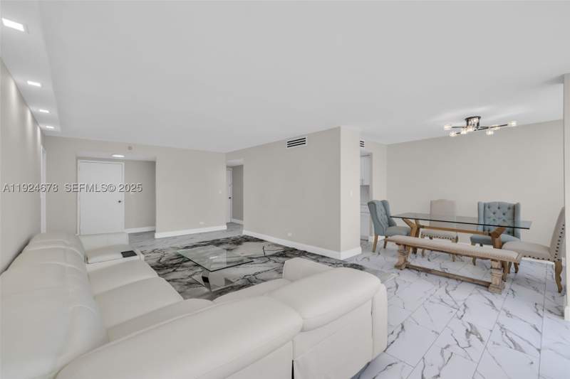 1 bedroom Condominium at 251 174th St 1415, Winston Towers 200, Sunny Isles Beach — photo 4